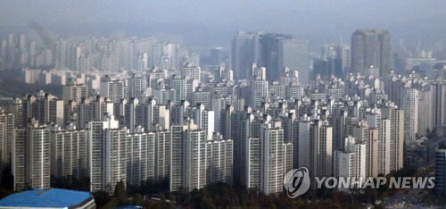 국토교통부는 6일 정부세종청사 중회의실에서 주거정책심의위원회를 열어 강남구 개포동, 송파구 잠실동, 용산구 한남동 등 서울 27개 동을 민간택지 분양가 상한제 적용 지역으로 지정했다. 사진은 서울 강남구 대치동 아파트 단지. 연합뉴스 제공.